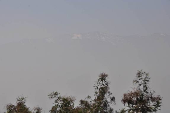 Em dia de muito fog e poluição, quase não se vê as montanhas andinas que circundam Santiago, capital do Chile, do topo do Cerro San Cristobal